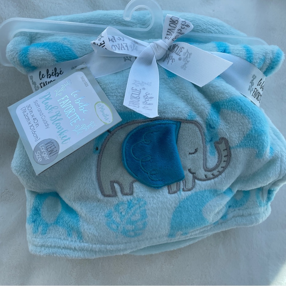 LE BEBE FAVORITE Elephant Print Plush Baby Blanket
NWT Blue